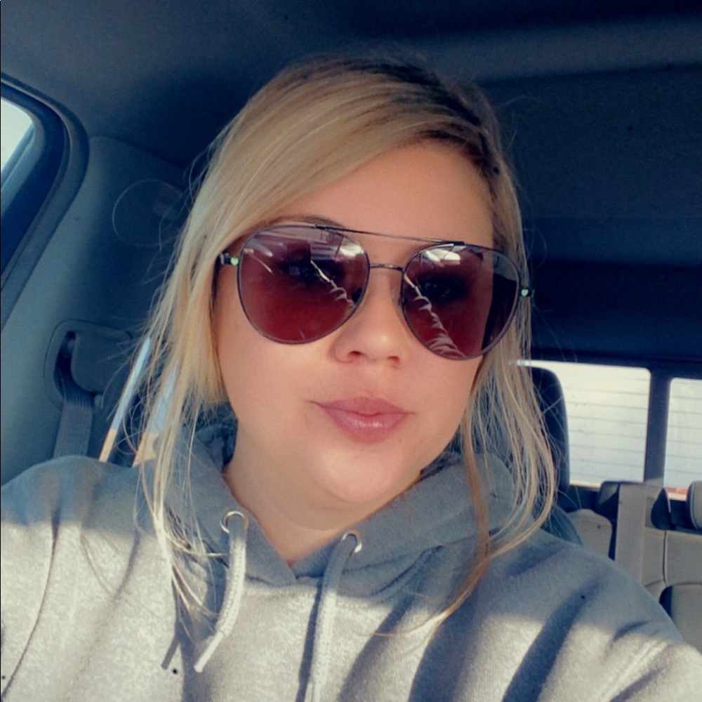 Meet your Posher, Elizabeth